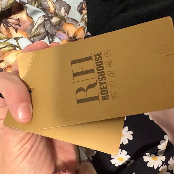 Roeyshouse midlength floral dress with sleeves - Picture 2 of 3